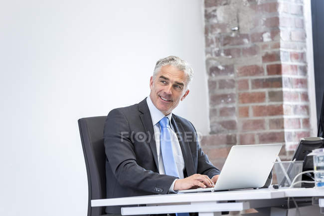 Homme d'affaires travaillant dans le bureau — Photo de stock