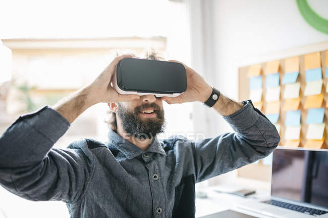 Hombre con gafas de realidad virtual - foto de stock