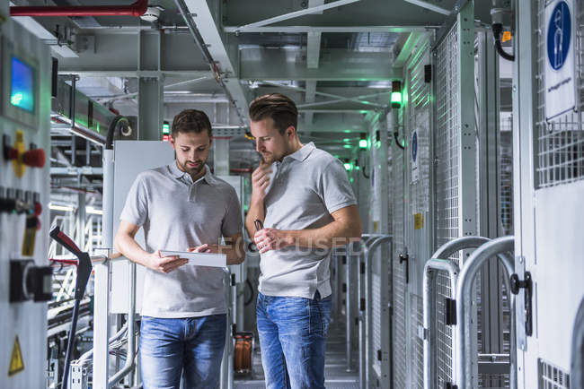 Männer benutzen Tablette im Lager — Stockfoto