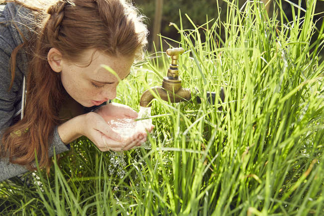 Donna acqua potabile da pozzo — Foto stock
