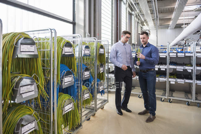 Männer untersuchen Produkt — Stockfoto