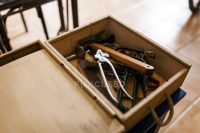 Holzkiste mit Schuhmacherwerkzeug — Stockfoto