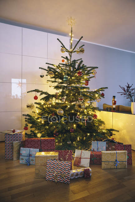 Albero di Natale decorato — Foto stock