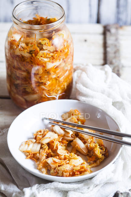 Kimchi coreano caseiro com repolho chinês — Fotografia de Stock