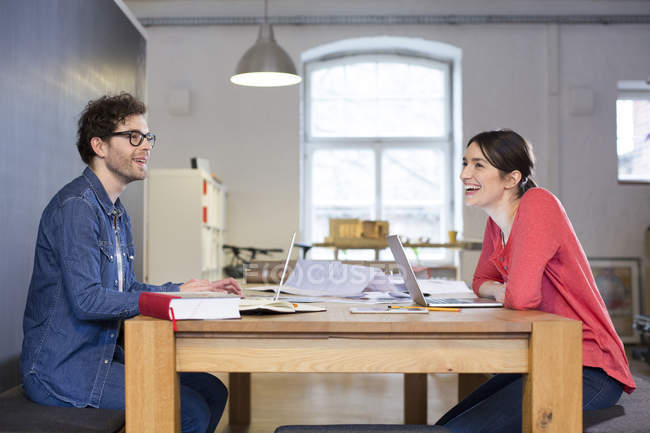 Mann und Frau arbeiten an Projekt — Stockfoto