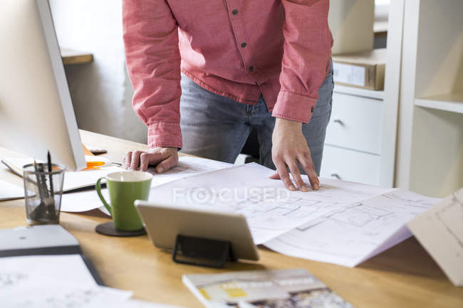 Homme travaillant sur le plan au bureau — Photo de stock
