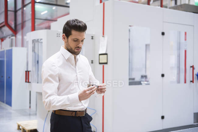 Hombre examinando producto - foto de stock