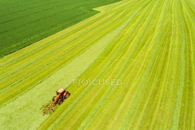 Vista aerea di fieno spandifieno sul campo — Foto stock