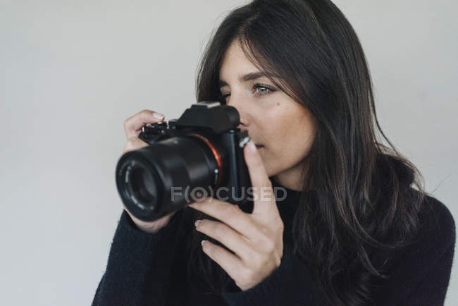 Молода жінка з фотоапаратом. — стокове фото