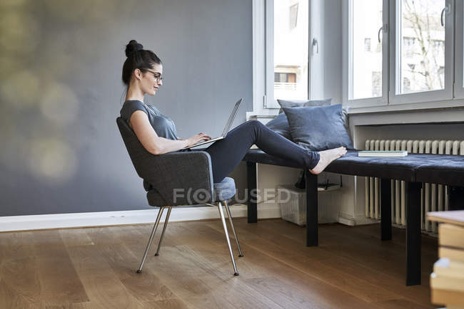 Woman using laptop — Stock Photo