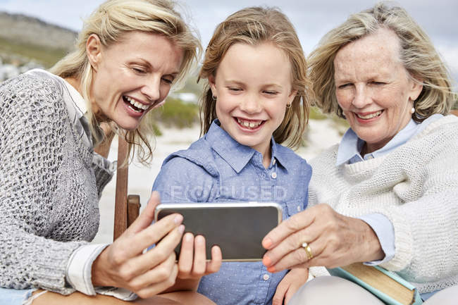 Mutter mit Tochter und Großmutter macht Selfie — Stockfoto