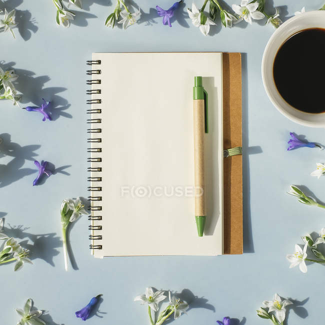 Carnet avec stylo et tasse de café — Photo de stock