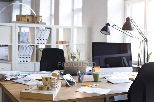 Schreibtisch mit Architekturmodell — Stockfoto