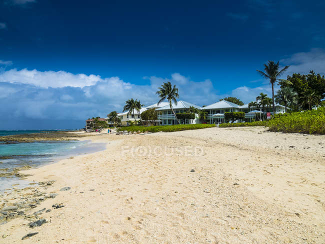 Luxury villas at Seven Mile Beach — Stock Photo