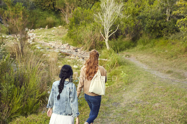 Mujeres caminando en la naturaleza - foto de stock