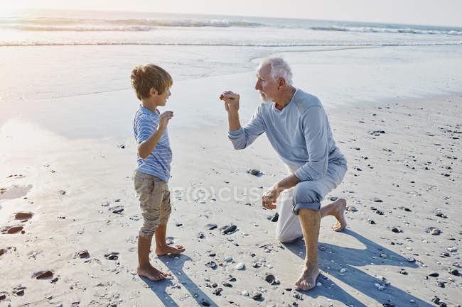Großvater und Enkel spielen am Strand — Stockfoto