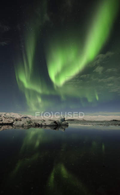 Northern lights in Jokulsarlon lake — Stock Photo