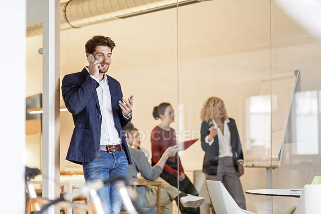Geschäftsmann mit Handy im Büro — Stockfoto