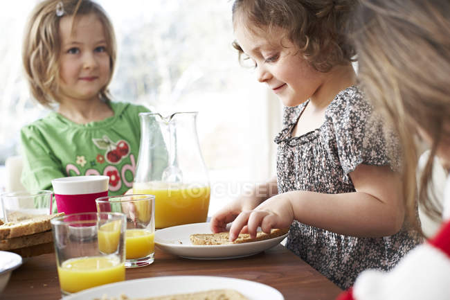 Enfants à la table du petit déjeuner — Photo de stock