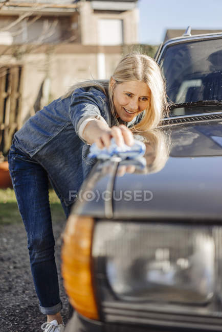 Woman cleaning car — Stock Photo