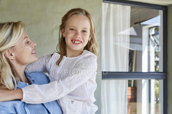 Маленькая девочка на руках матери — стоковое фото
