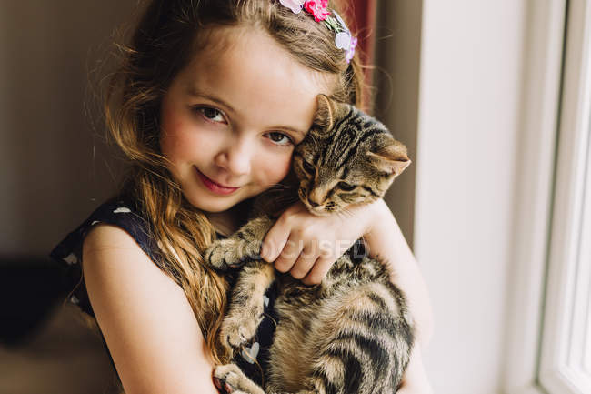 Ragazza che tiene il gattino — Foto stock