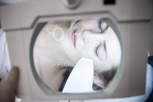 Donna che riceve sollevamento a radiofrequenza — Foto stock