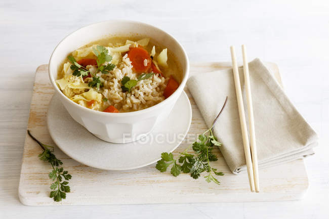 Sopa asiática con col blanca - foto de stock