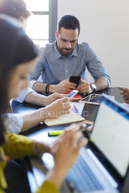 Gente de negocios usando teléfonos celulares - foto de stock