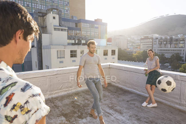 Menschen spielen Fußball auf dem Dach — Stockfoto