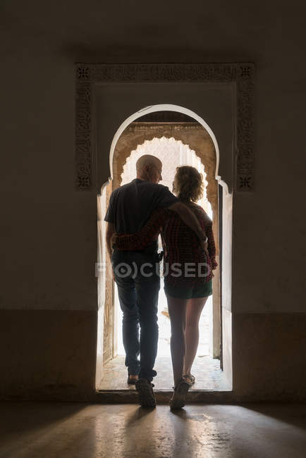 Paar umarmt sich im Türrahmen — Stockfoto