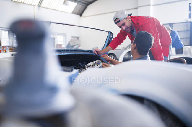 Mechanics restoring vintage cars — Stock Photo