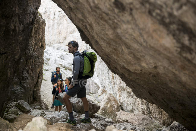 Amici scalare rocce in montagna — Foto stock