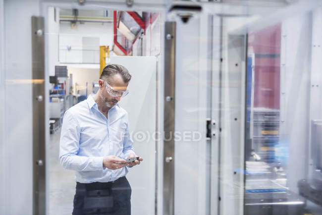 Mann untersucht Produkt in Fabrik — Stockfoto