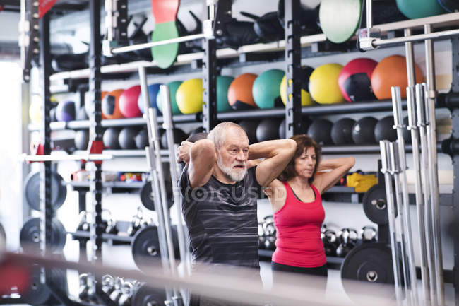 Homme et femme exerçant avec des boules de médecine — Photo de stock