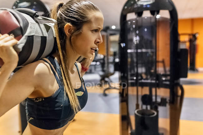 Женщина тренируется в спортзале — стоковое фото