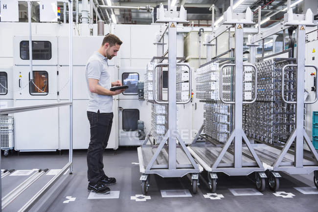 Homme utilisant la tablette — Photo de stock