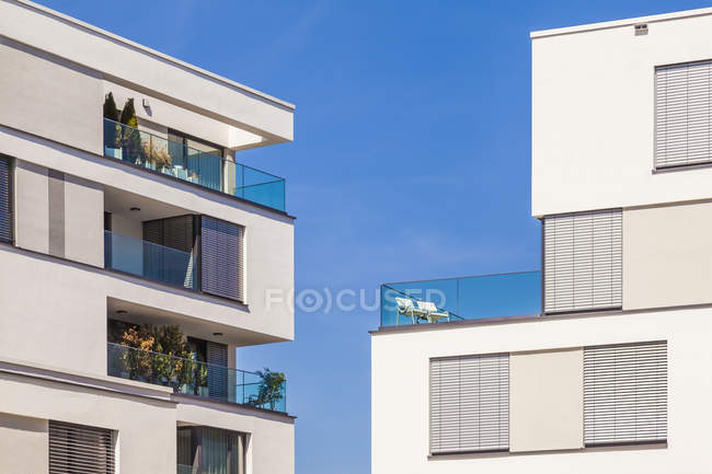 Fachadas de casas multi-familiares modernas — Fotografia de Stock