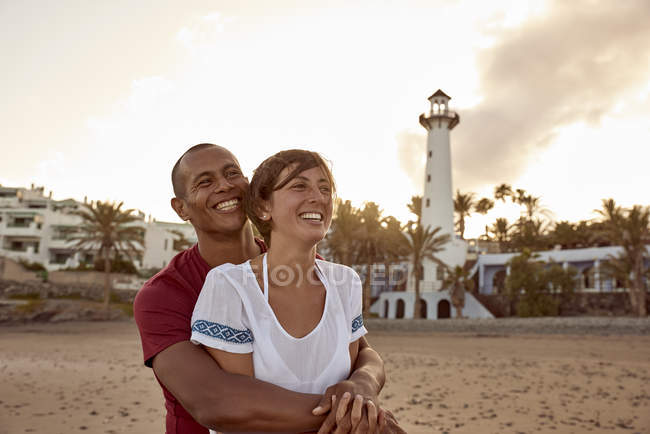Espanha, Ilhas Canárias, Gran Canaria, casal abraçando em frente ao farol — Fotografia de Stock