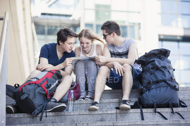 Young people exploring Berlin, looking at map — Stock Photo