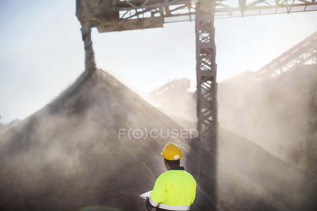 Worker standing at quarry — Stock Photo