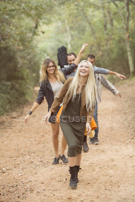Amis sur le chemin dans la forêt — Photo de stock