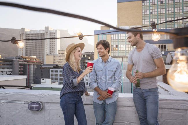 Freunde reden auf Dachparty — Stockfoto