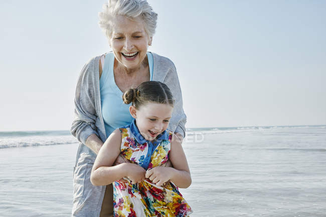 Nonna con nipote sulla spiaggia — Foto stock