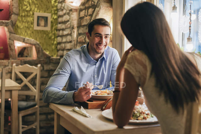 Jeune couple dînant au restaurant — Photo de stock