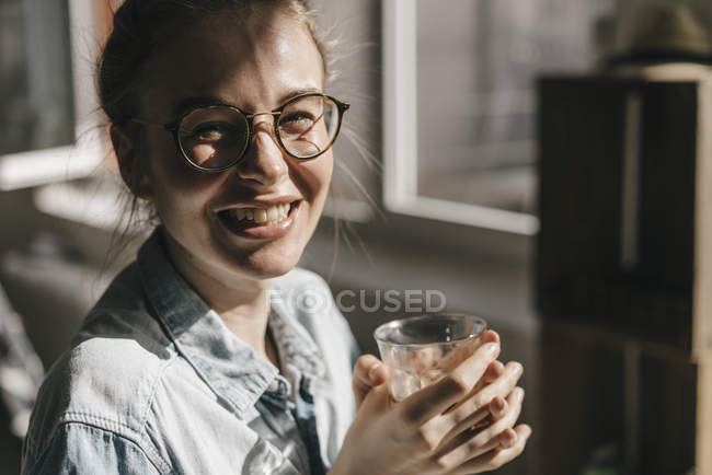Mujer con vaso de café - foto de stock