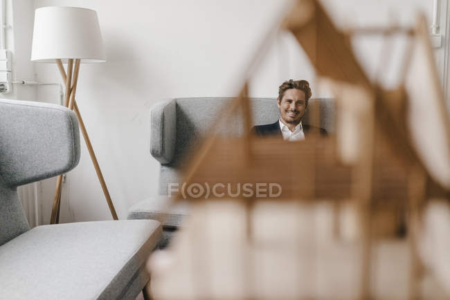 Lächelnder Mann auf Couch — Stockfoto