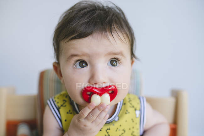 Bebé chupando chupete - foto de stock