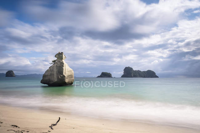 Nuova Zelanda, penisola di Coromandel, baia della cattedrale, roccia nel mare — Foto stock