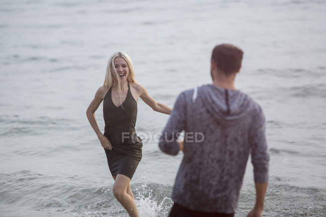 Couple s'amuser dans la mer — Photo de stock